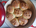 Pão artesanal de alecrim com sal grosso para transformar o seu dia!