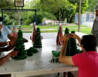 Confecção de árvores de Natal artesanais é parte do processo terapêutico de pessoas com deficiência intelectual em MG