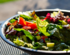 Salada deliciosa de folhas com granola