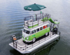 Réplica em fibra da Kombi Corujinha vira ¨Boat” flutuante