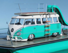 Réplica em fibra da Kombi Corujinha vira ¨Boat” flutuante